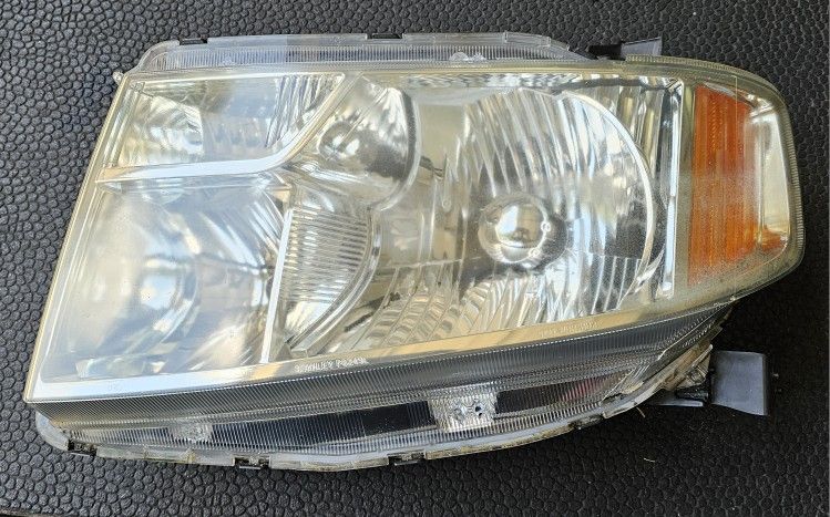 2009-2011 Honda Element Headlight Driver Left Side OEM 33151-SCVA40 2010
Removed from 2011 Element. Headlight have normal wear.