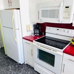 Microwave, refrigerator, oven and cooktop, kitchen, appliance set! Perfect condition!