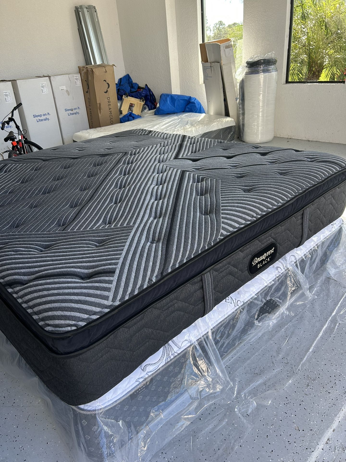 New!! King Beautyrest Pillowtop showroom floor model never slept on I can deliver or come see Retail $3,299 Your Price $975