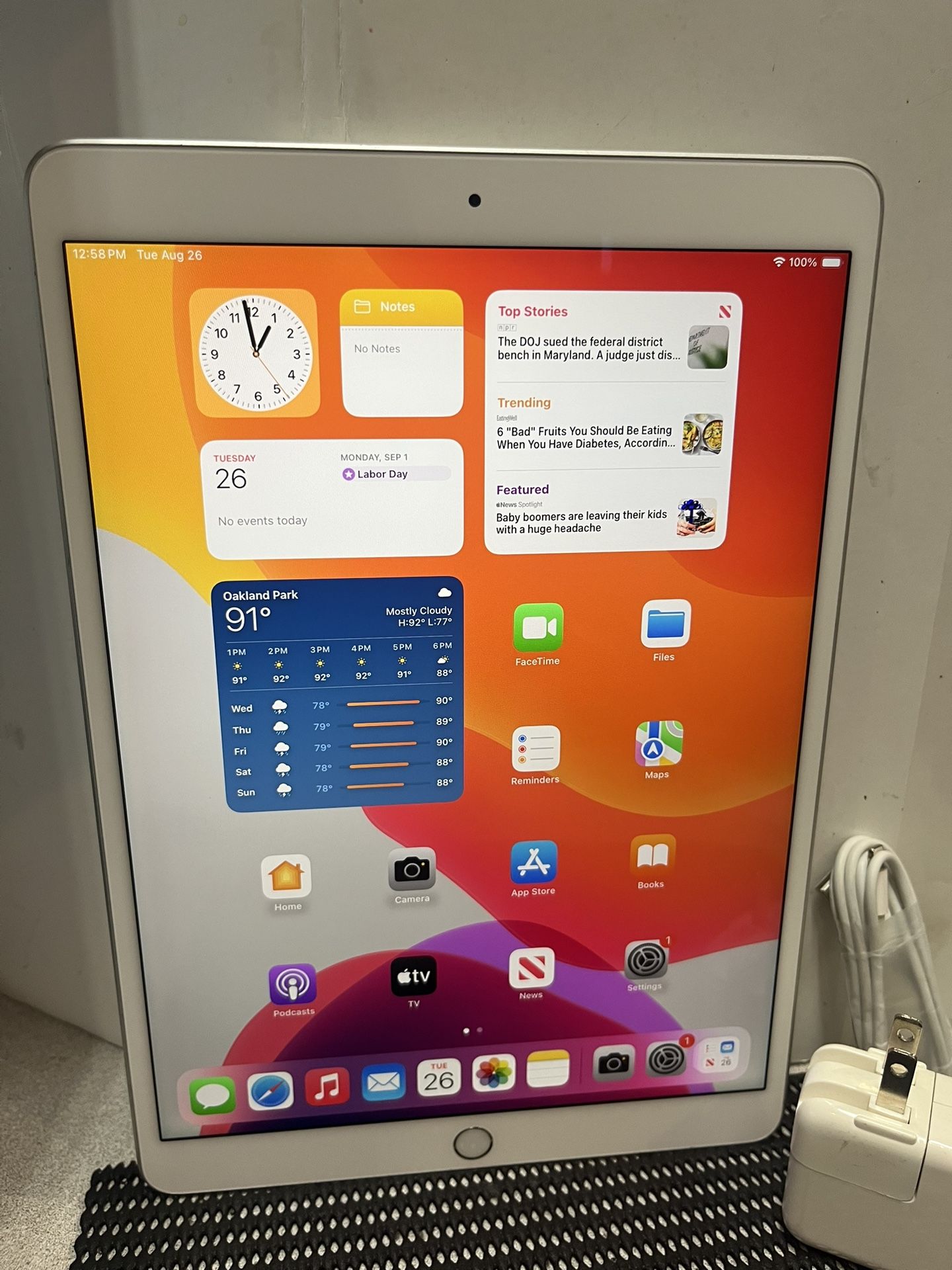 Apple iPad Air 3rd Gen 64GB WiFi 10.5” -Silver/White