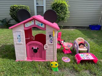 Minnie Mouse playhouse