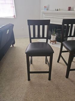 Like new island chairs