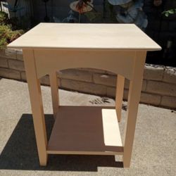 SMALL SIDE TABLE/NIGHTSTAND 