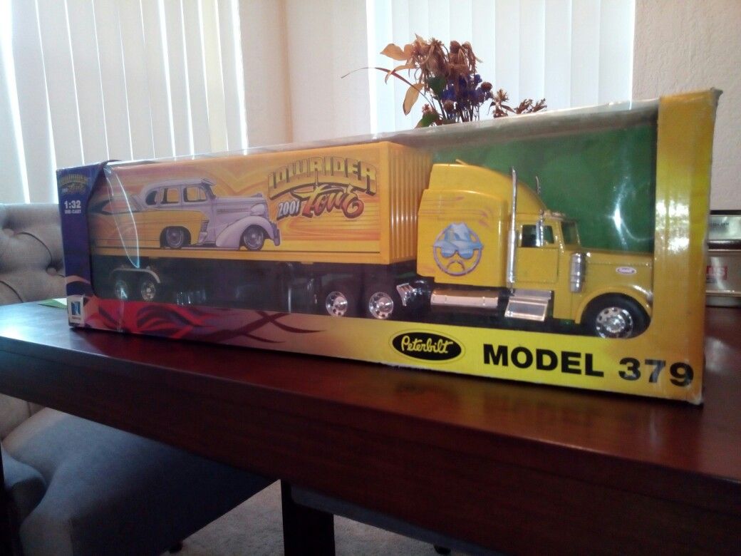 New Ray 1/32 Lowrider Peterbilt