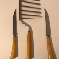 Vintage 1950’s Burns MFG 2 Serrated BakeLite Knives & 1 Icing Comb Cake Slicer