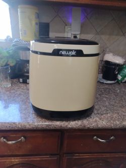 Newair AL 250  Model AL 250w Portable Ice  Capacity 50 P0unds