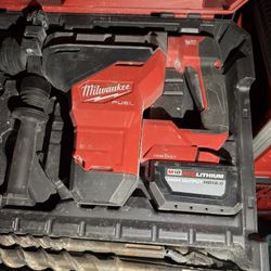  M18 FUEL ™ 1-3/4" ROTARY HAMMER WITH ONE-KEY ™M MARTEAU ROTATIF DE 45 mm (1-3/4") M18 FUEL ™ AVEC