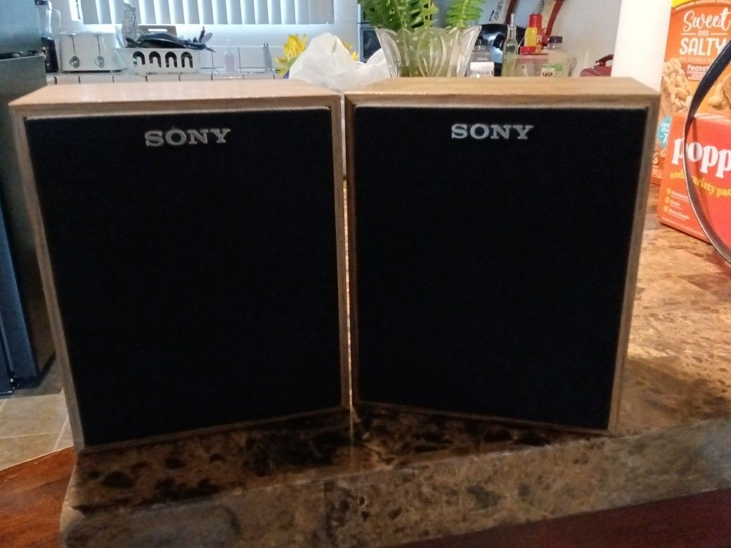 2 Sony Bookshelf Speakers