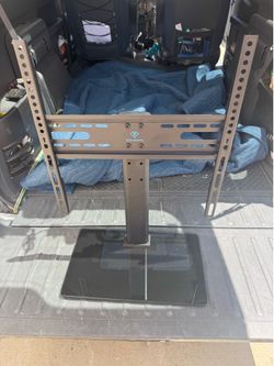 Tv stand Perlesmith universal pstv504 Wgt. Capacity 88 lbs/ 40 kg used in good condition