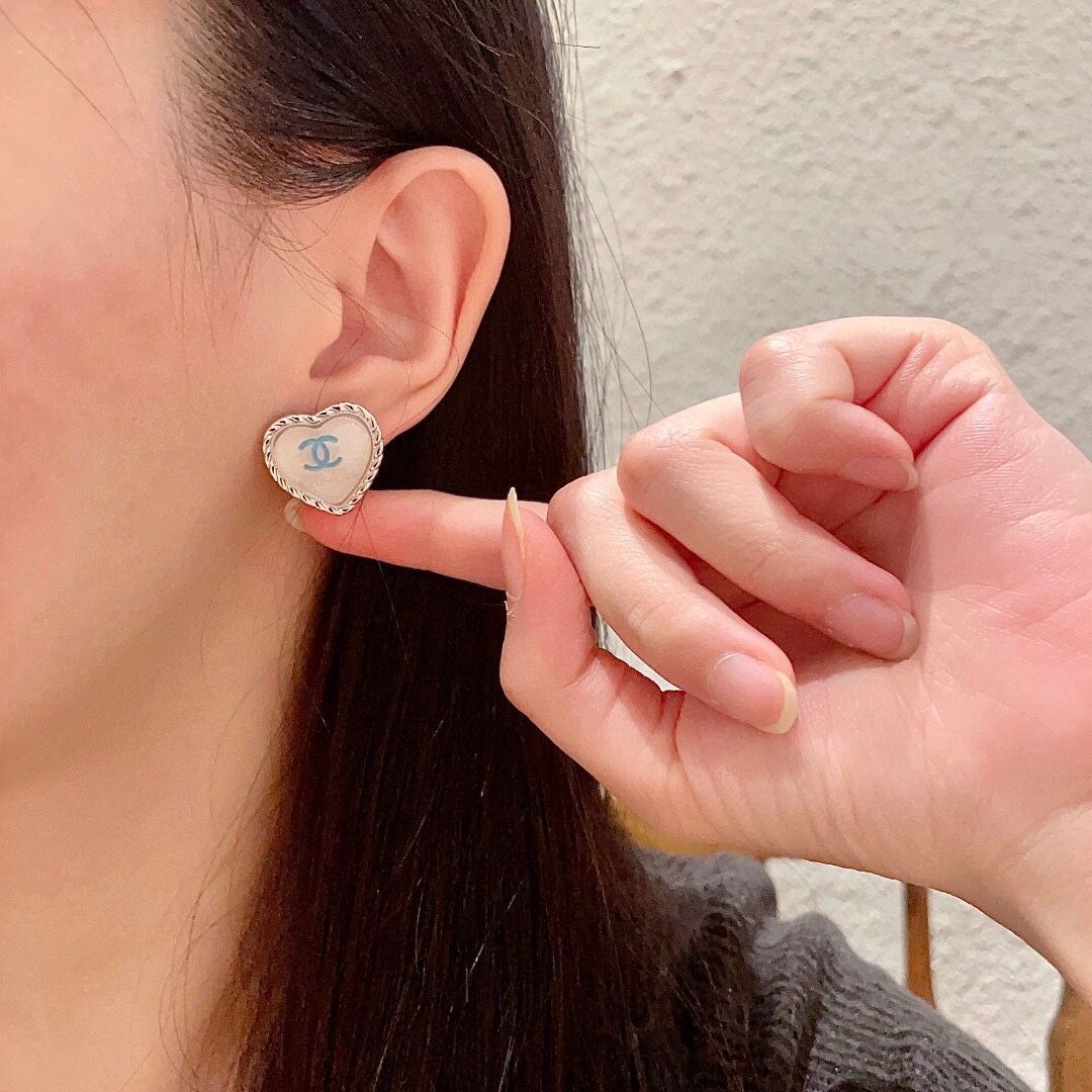 A classic versatile stud earrings for women