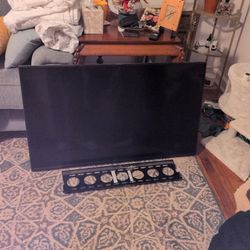 40" LG Flat screen W Bracket 