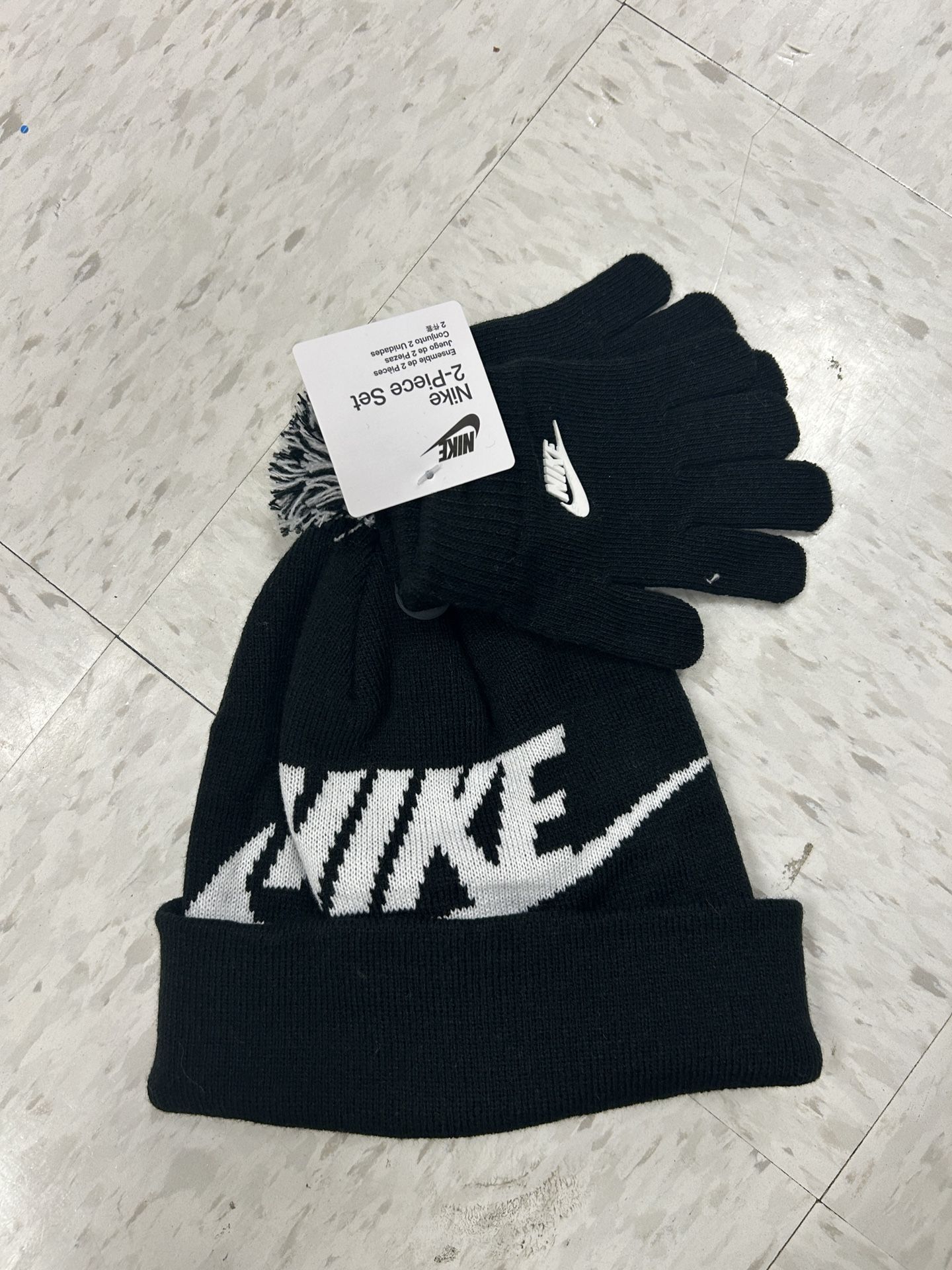 NWT Nike boys Beanie and Gloves 2pcs Set