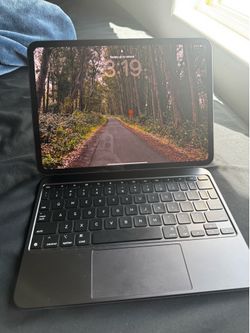 iPad 11inch Pro (M5) with Magic Keyboard