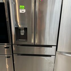 MIDEA MRQ22D7AST 21.6-cu ft Refrigerator W8H6