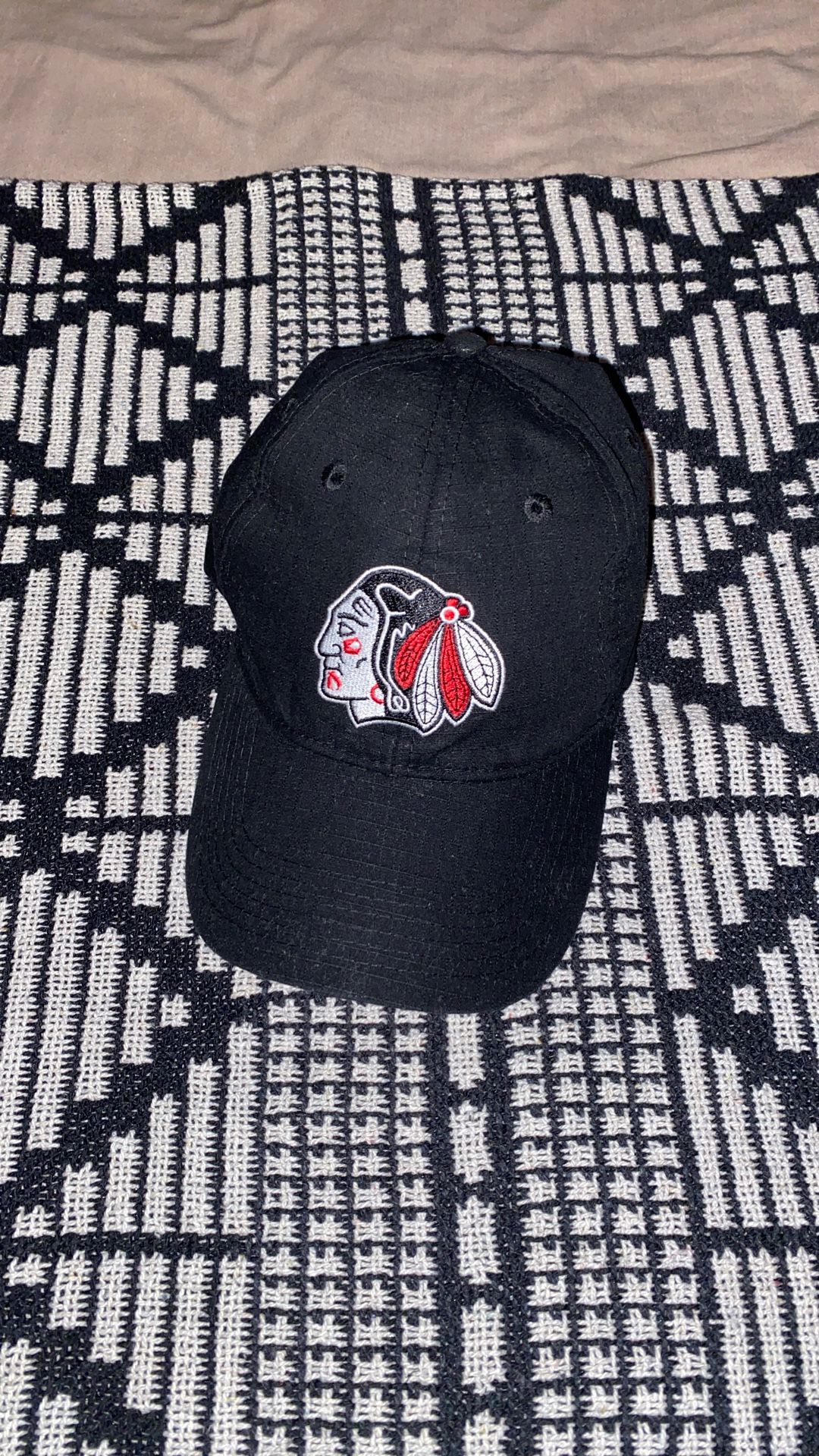 CHICAGO BLACKHAWKS BLACK VELCRO HAT MENS
