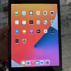 iPad 8th Gen W/ New Charging Cable Excellent Condition 