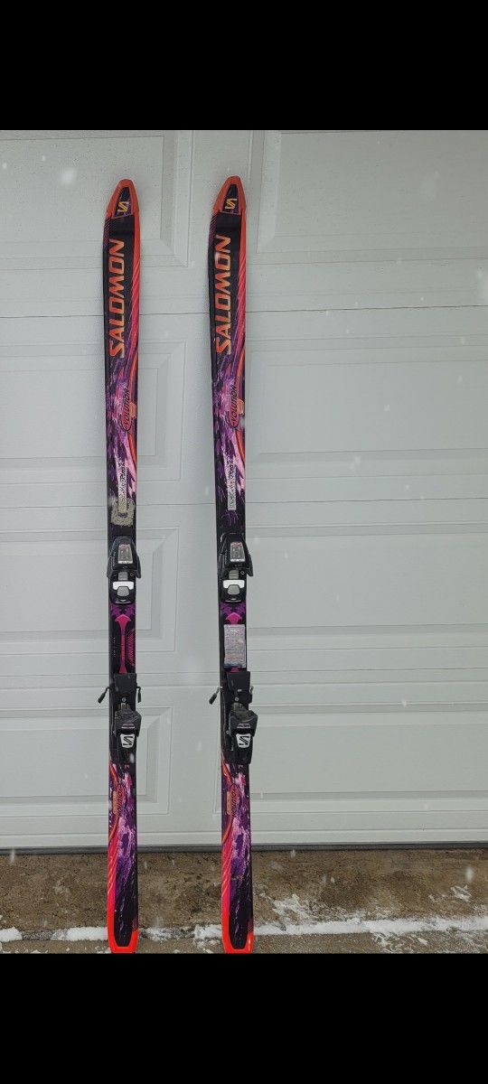 SALOMON SKIS $120