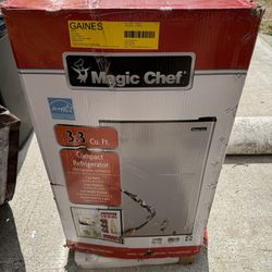 Magic Chef 3.3 cu Ft Compact Fridge 
