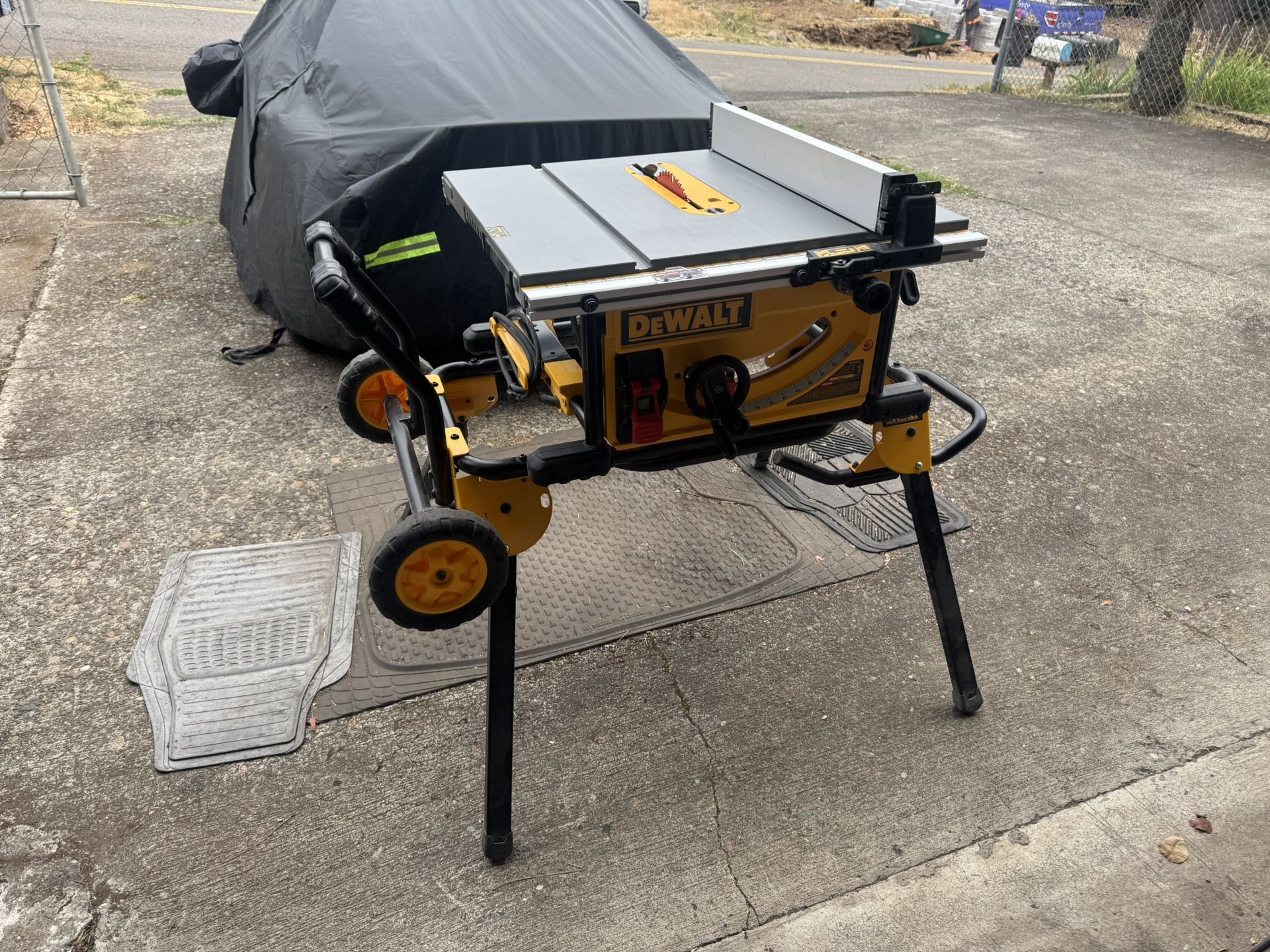 DEWALT 10” Job Site Table Saw + Rolling Stand Home & Garden