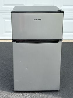 Mini Fridge w/Freezer