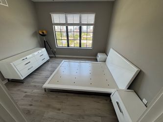 Bedroom Set Modern Italian White Lacquer Queen– Soft Close Drawers(Orig. $4200)