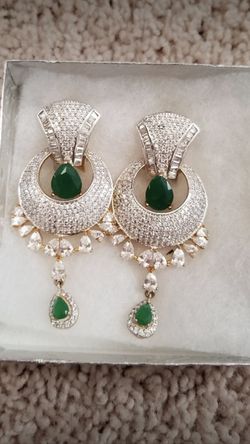 Silver-colored pendant earrings with box