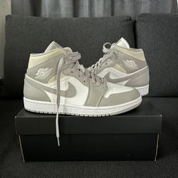Air Jordan 1 Mid College Grey