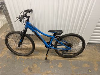 Used kid bike Giant tires needs air and handlebar grip