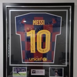 Messi Signed Jersey By Icons !