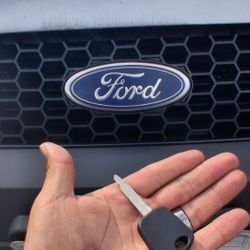 Car Keys And Remotes  / Llaves De Carro Y Controlles 