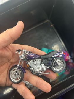 MAISTO 1:18 SCALE Harley Davidson CUSTOM PURPLE SPORTSTER