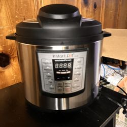 Instant Pot IP-LUX60 6-in-1 Programmable Pressure Cooker (6 Quart, 1000 Watts)