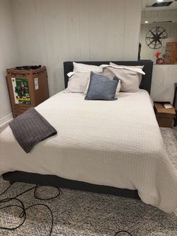Queen Bed w mattress