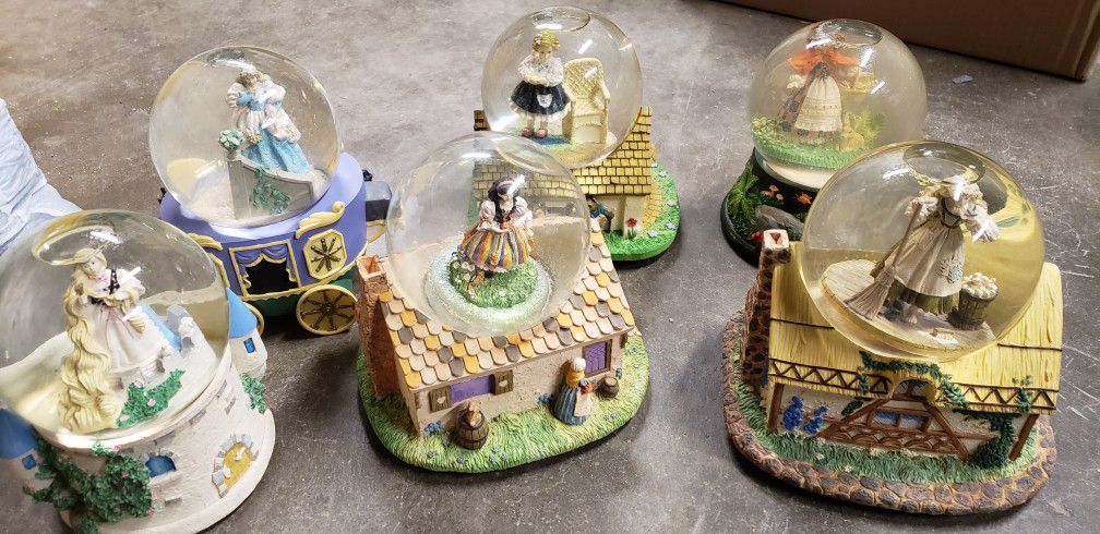 Heroines Of The Fairy Tale Forest Water Globe Collection 