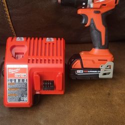 BRAND NEW MILWAUKEE  M18  BRUSHLESS HAMMER DRILL DRIVER WHICH ONE BATERY 2.0 AND CHARGER. 