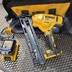 DeWalt 20V 15-degree Cordless Coil Roofing Nailer