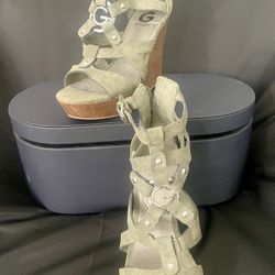 Size 9 Guess Wedge 
