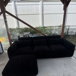 Modern Black Sectional Couch – Excellent Condition