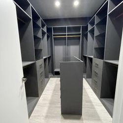 CUSTOM CLOSET FREE ESTIMATE 
$1
Closet personalizado 
Estimado gratis