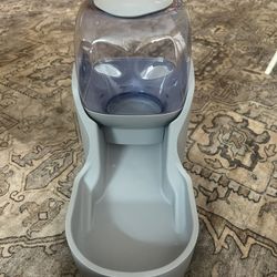 Automatic pet food dispenser