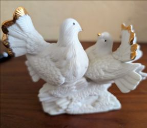 Ceramic white doves turtledoves figurine sculpture newlywed wedding couple in love vintage