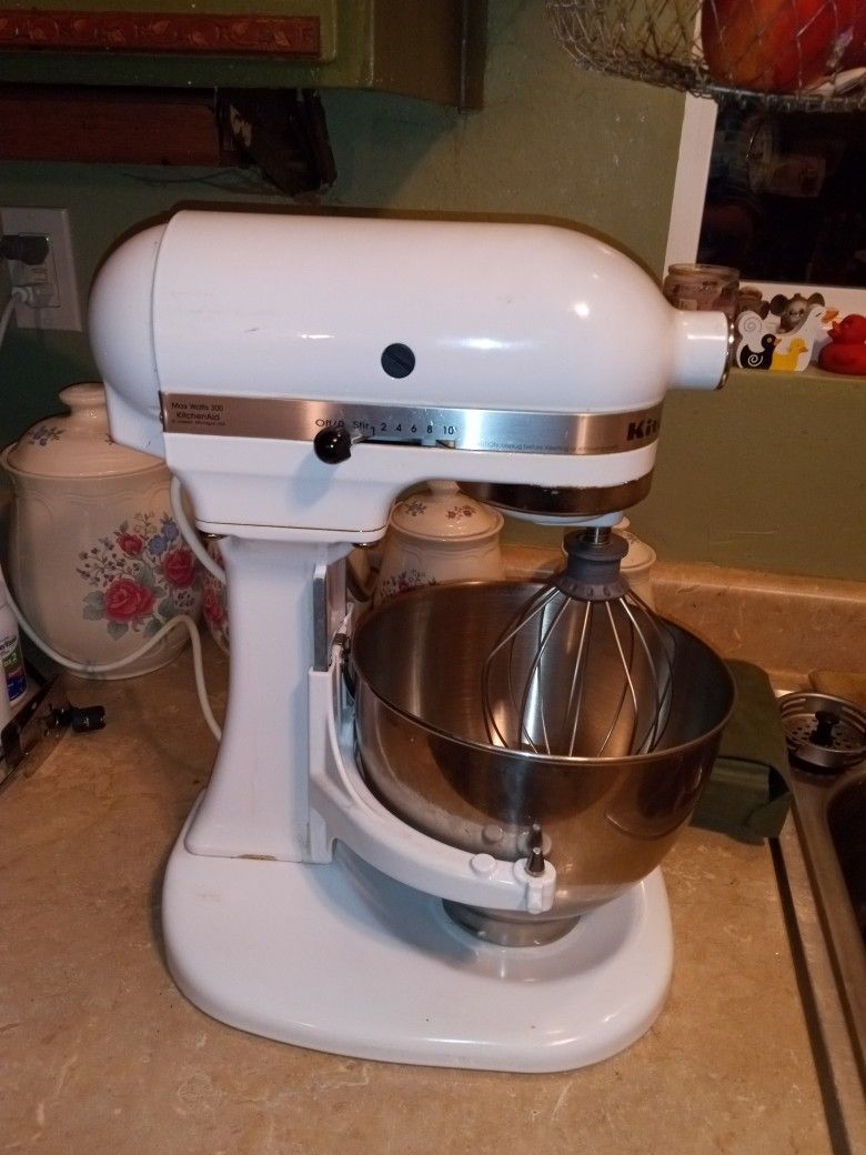 KitchenAid Blender 4.5 Quart Stainless Bowl Lift Mixer White One