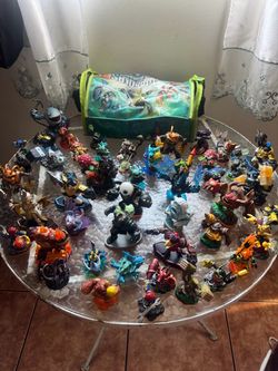 Skylanders Figure Collection with Carry Bag