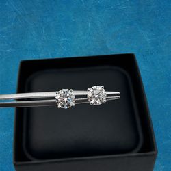 Diamond studs screw back in 14k White gold