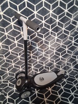 Kids three wheel scooter