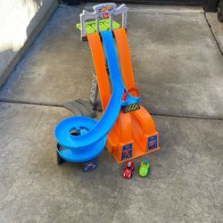 Little People Hot Wheels Track Playset Racing Loops Tower with 2 Toy Cars For Toddlers Ages 18 months and up