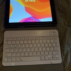 iPad 3 Cracked Screen With Case And Keyboard.