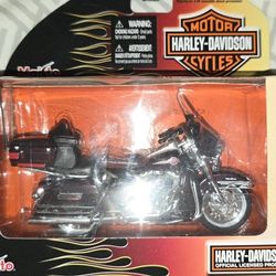 2006 Harley Davidson Ultra Classic Electra Glide is a limited edition Die Cast 1:18 collectible.