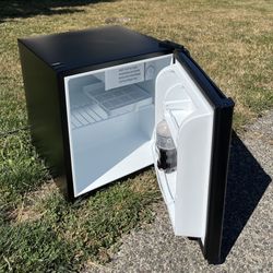 Dorm. Refrigerator $25
