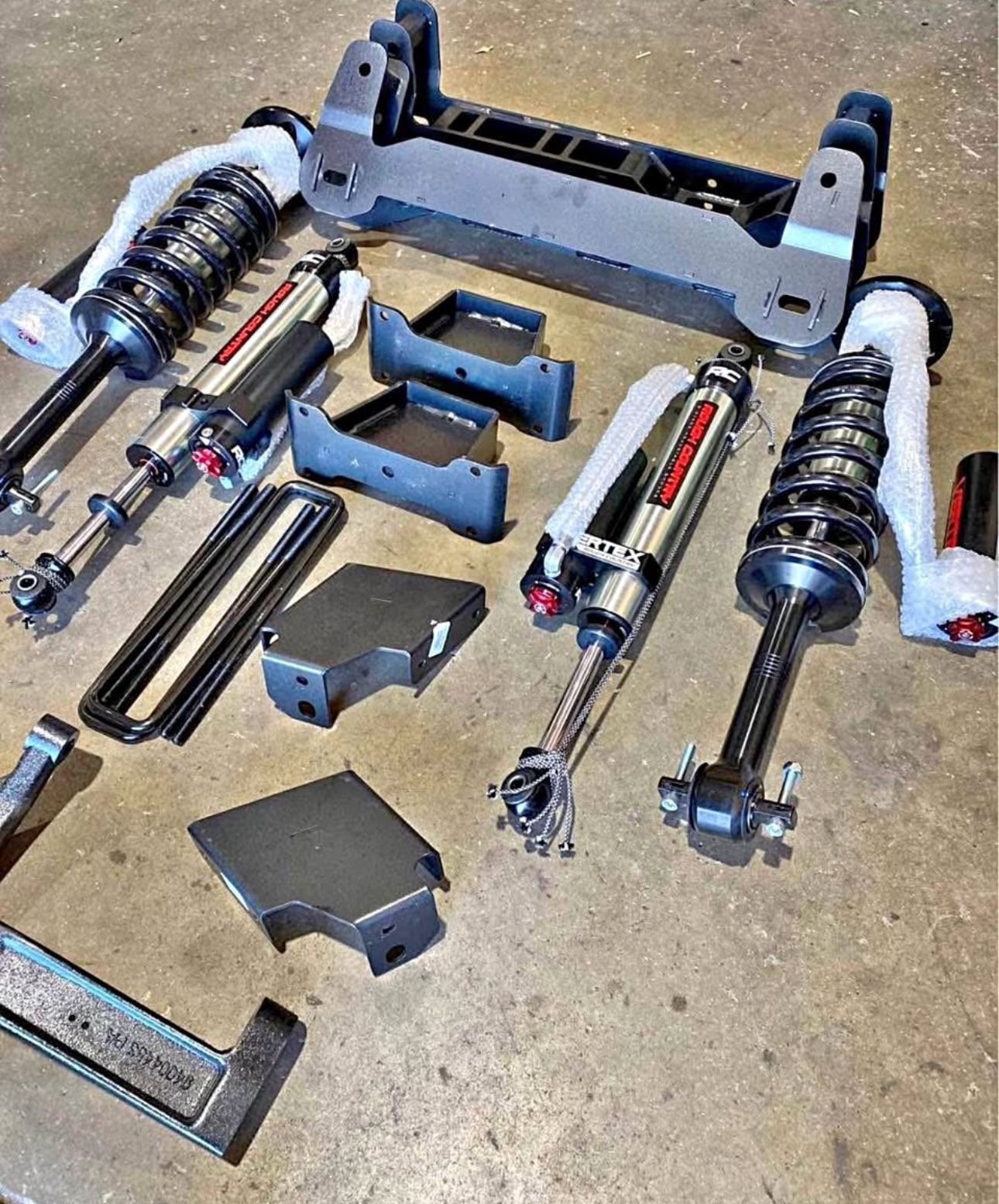 🚨🚨LIFT YOUR PARTNERS SPIRIT FOR VALENTINES ROUGH COUNTRY LIFT KITS 🚨🚨